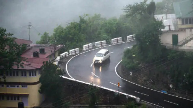 weather_changed_in_uttarakhand_cold_increased_due_to_hail_fall_with_rain_in_mussoorie_