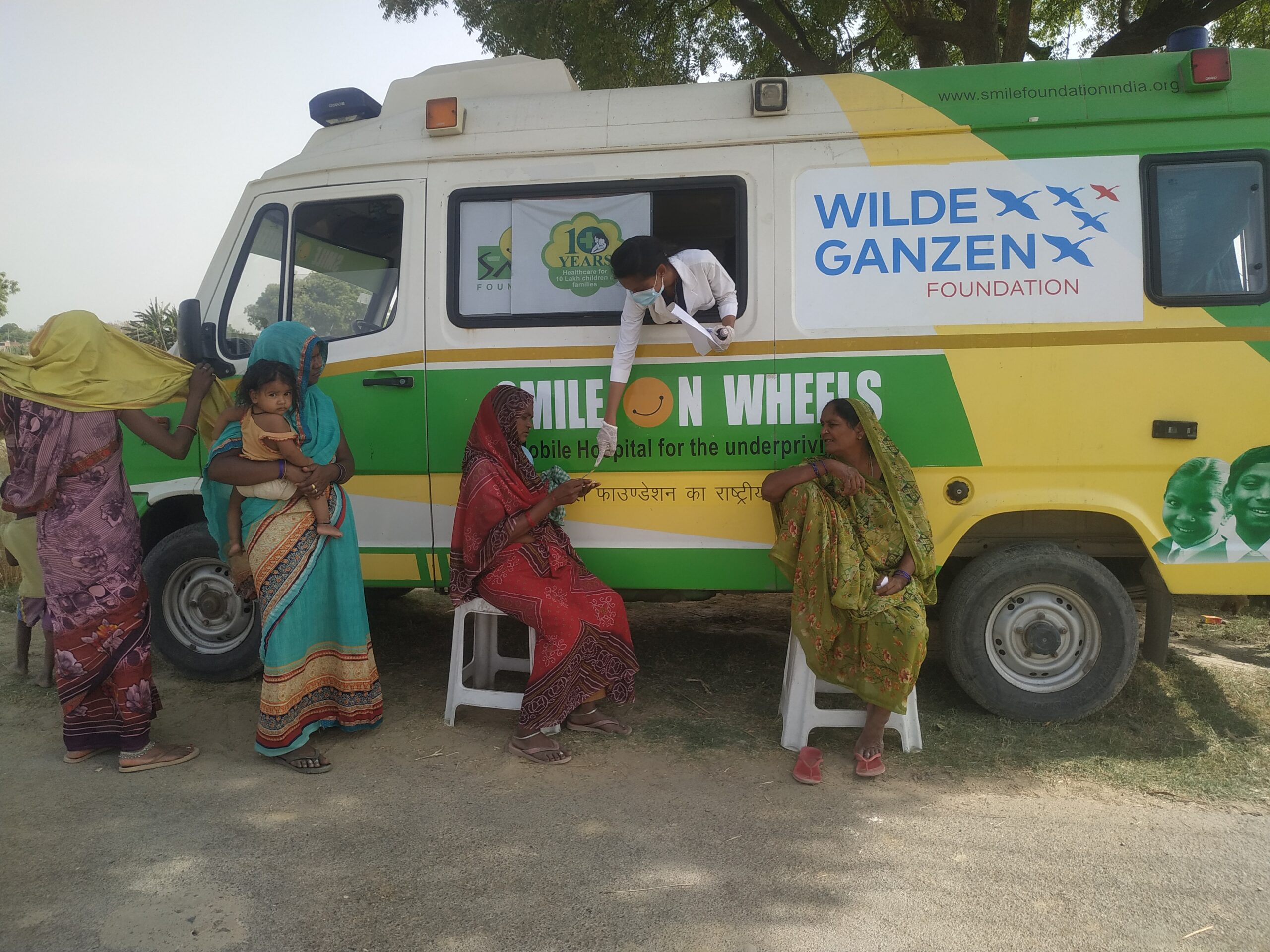 Smile-Foundation-mobile-medical-unit-in-Varanasi