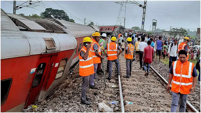 train-accident-howrah-mumbai