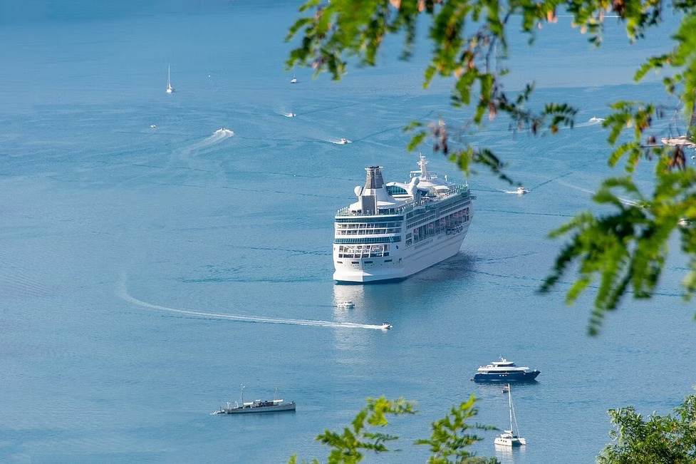 Cruise-ship-in-tehri